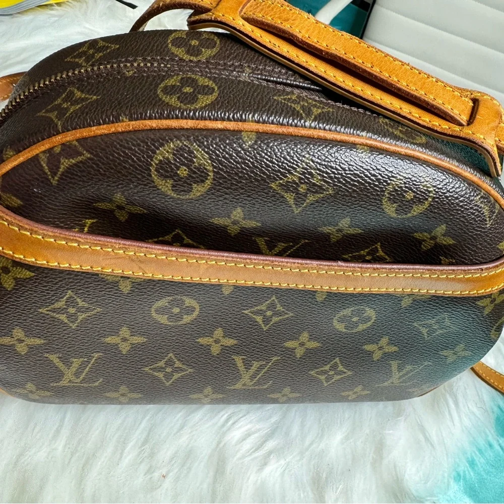 [SOLD] LV Monogram Crossbody Bag - Picture 6 of 16